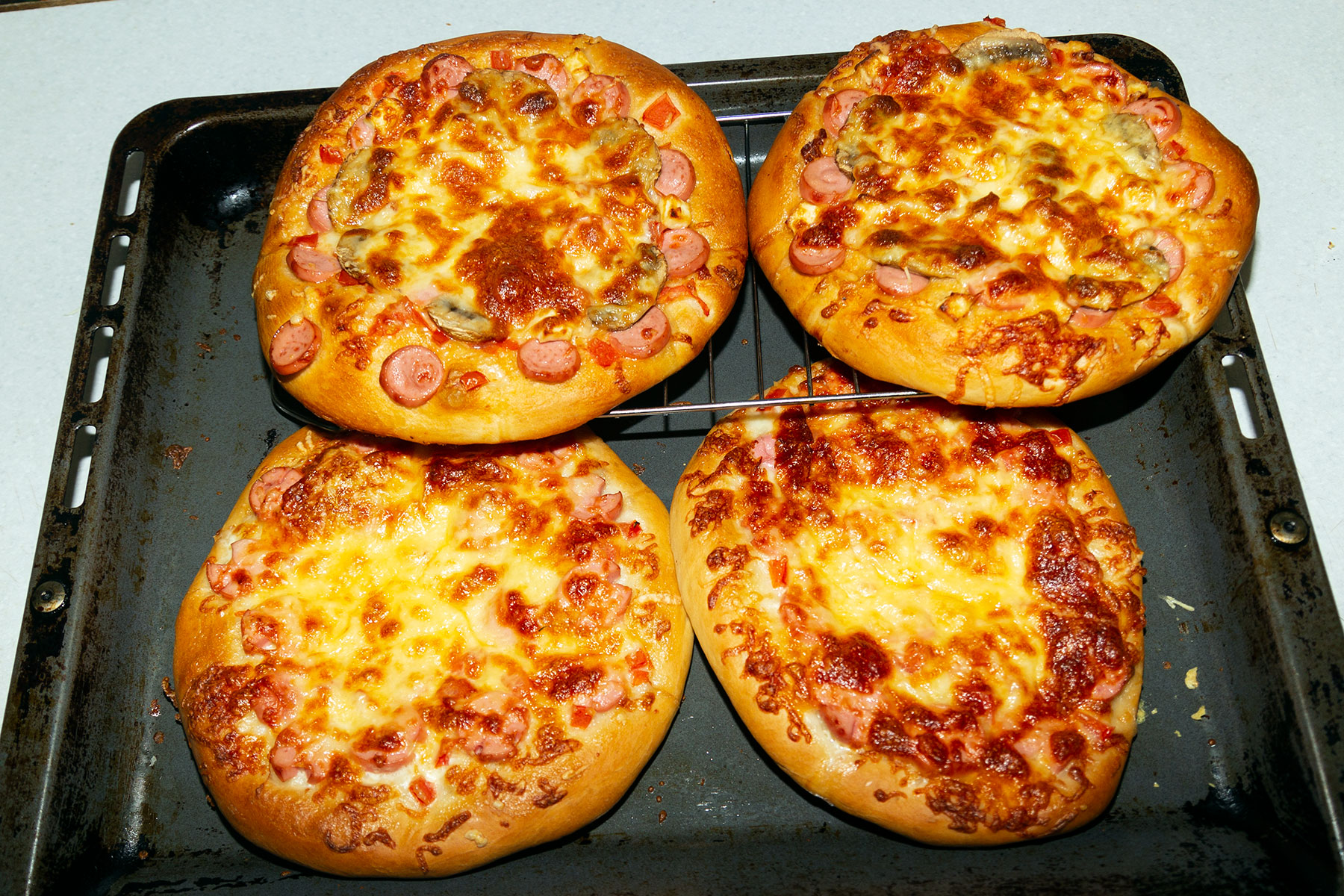 Пицца с сосисками, грибами и сыром
