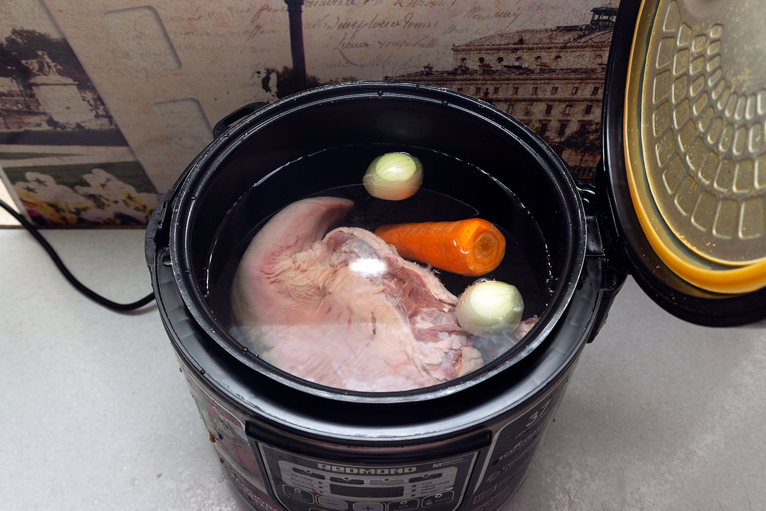 Положить говяжий язык в кастрюли с овощами по рецепту