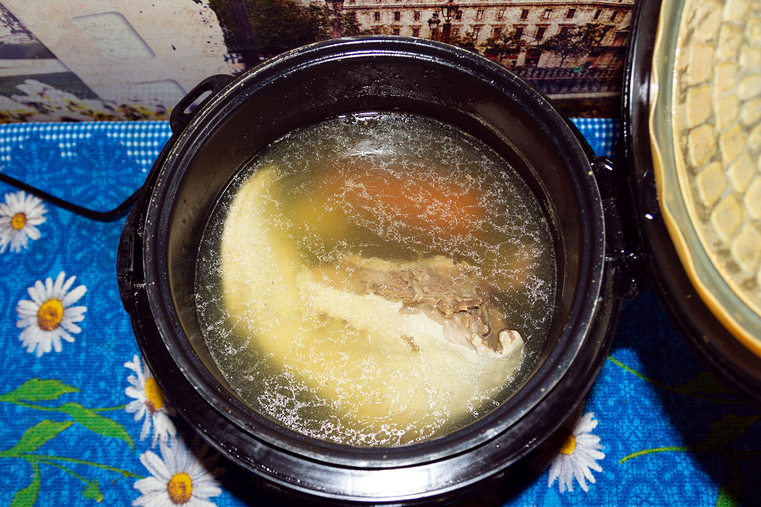 Отвариваем говяжий язык до готовности по рецепту