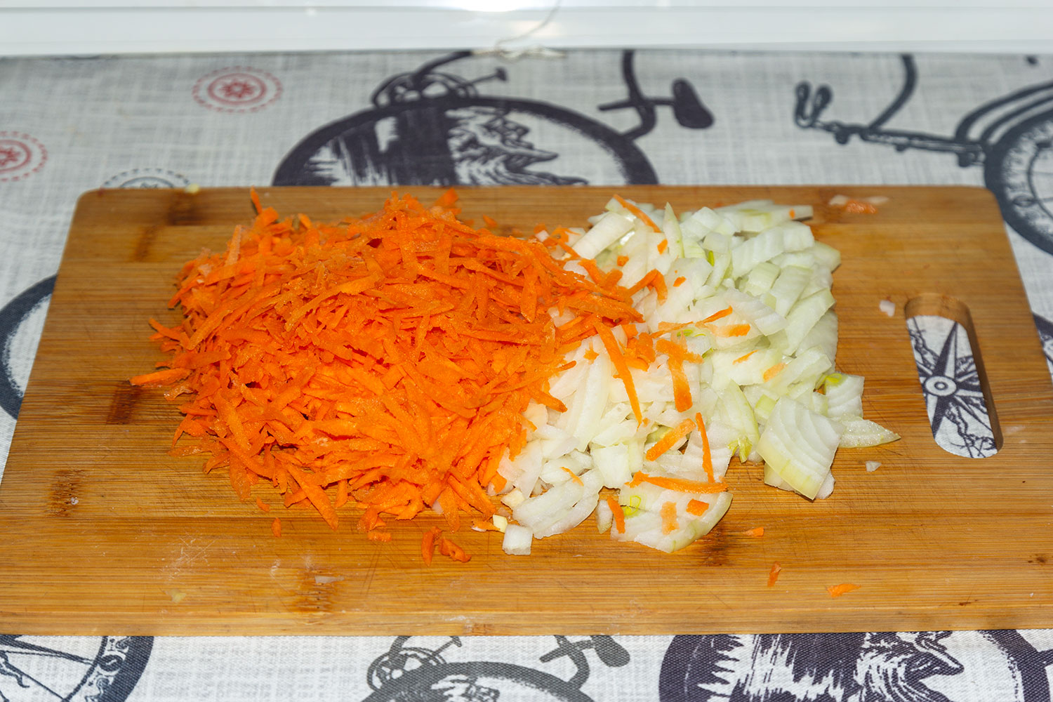 Нашинкуйте лук и морковь для рецепта