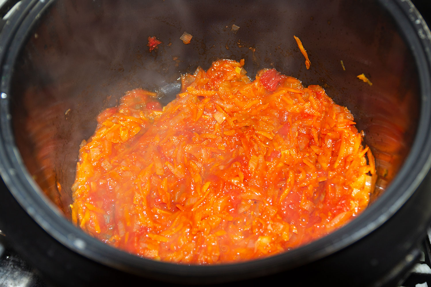 Добавить томатную пасту к зажарке из моркови и лука для рецепта