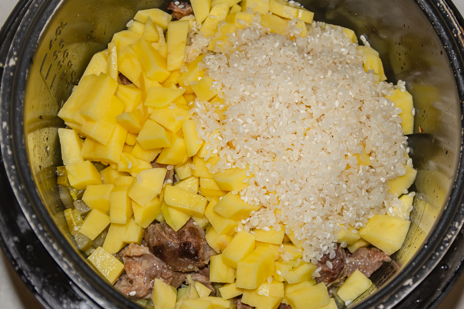 выложенные картофель и рис к продуктам по рецепту Рассольник с говядиной