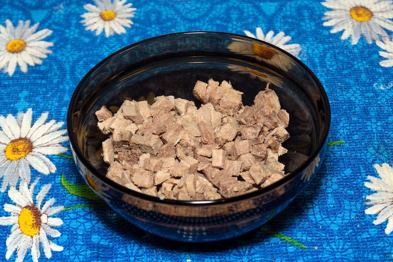 Нарезать отварной язык кубиками для рецепта