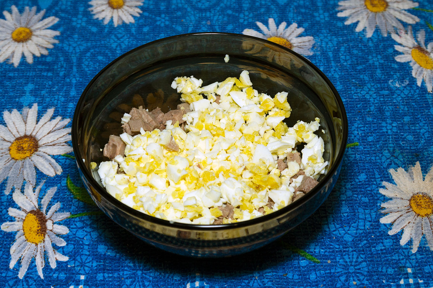 Яйца нарезать кубиками для рецепта