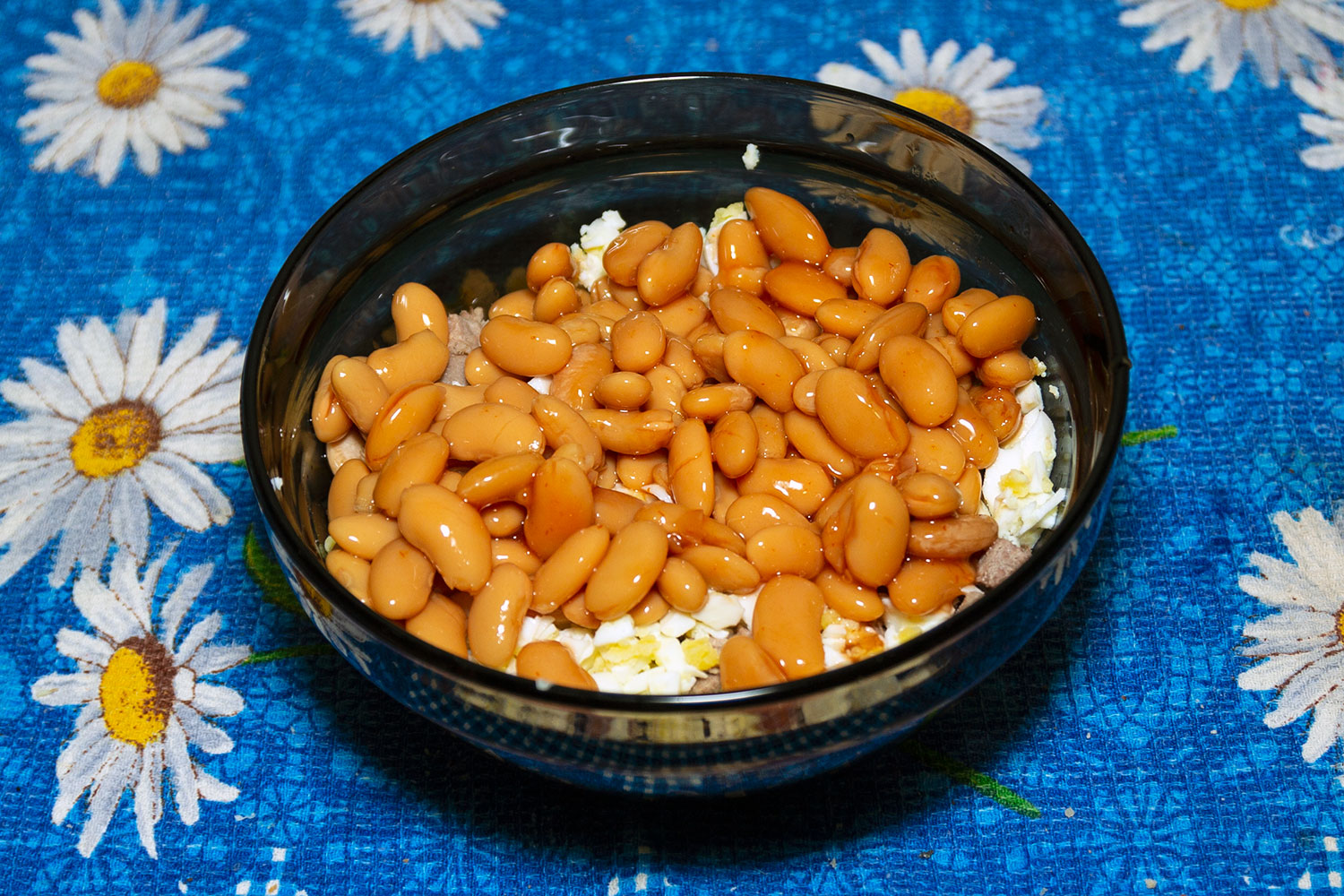 Слить жидкость с консервированной фасоли для рецепта