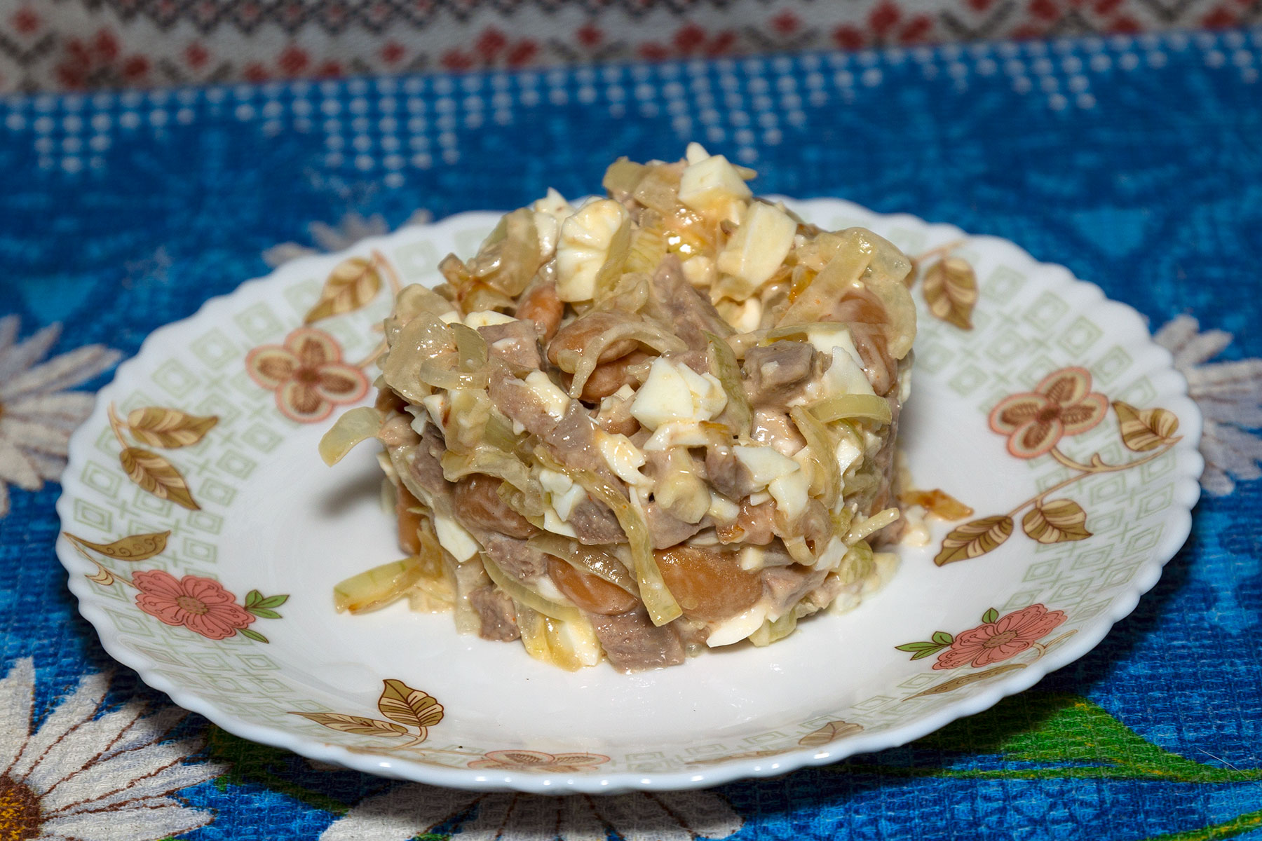 Салат с языком и фасолью