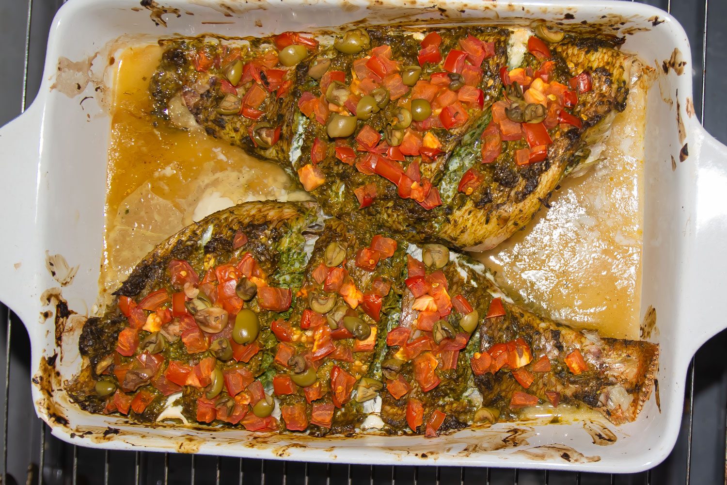 готовая рыба по рецепту Морской окунь под соусом с травами