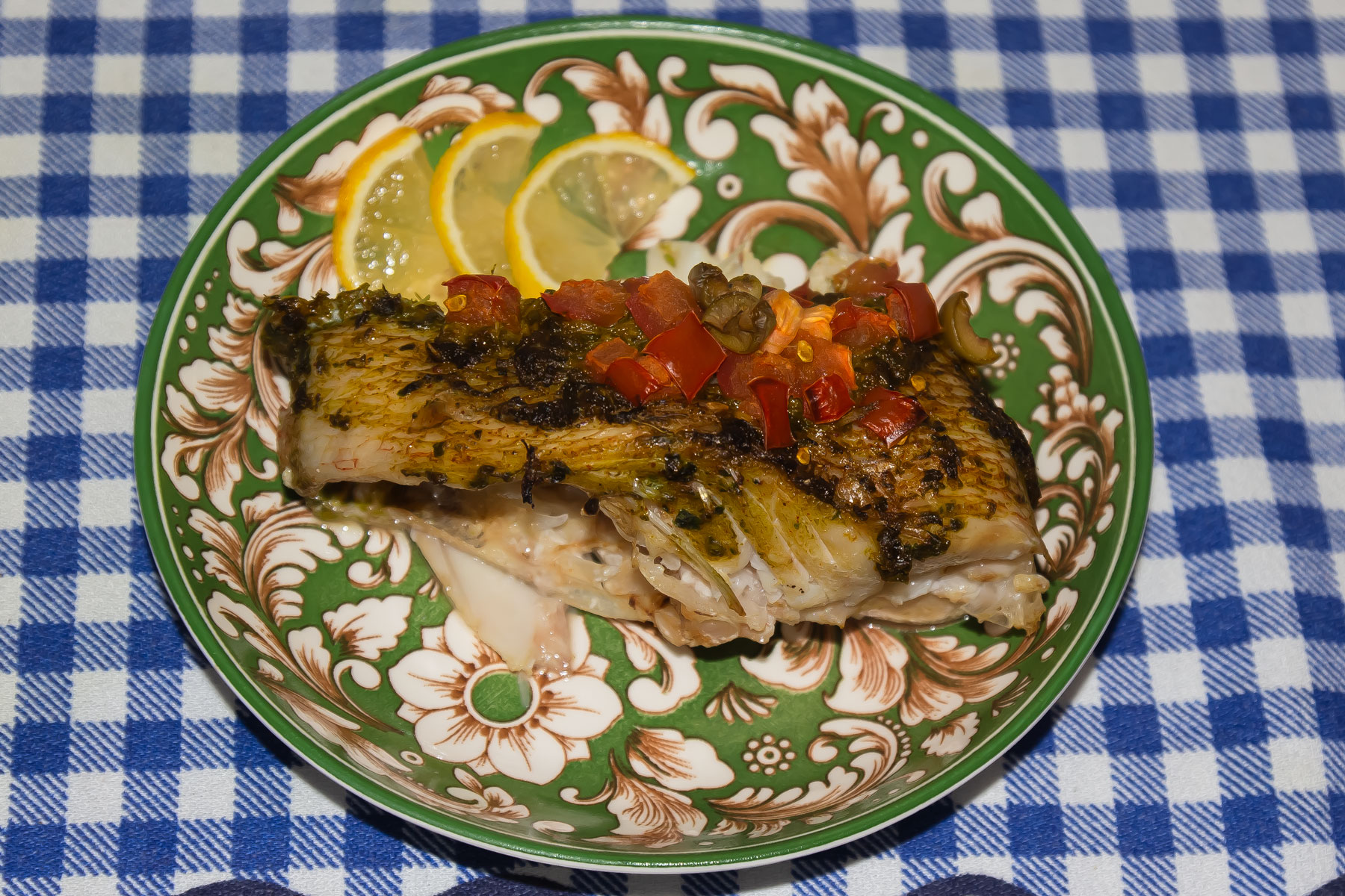 Морской окунь под соусом с травами