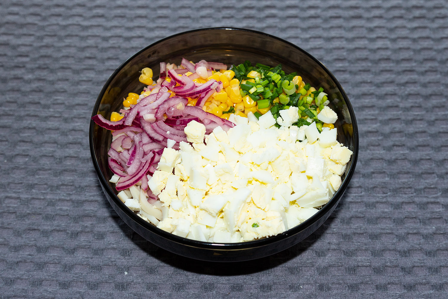 Нарезать лук и яйцо для салата по рецепту