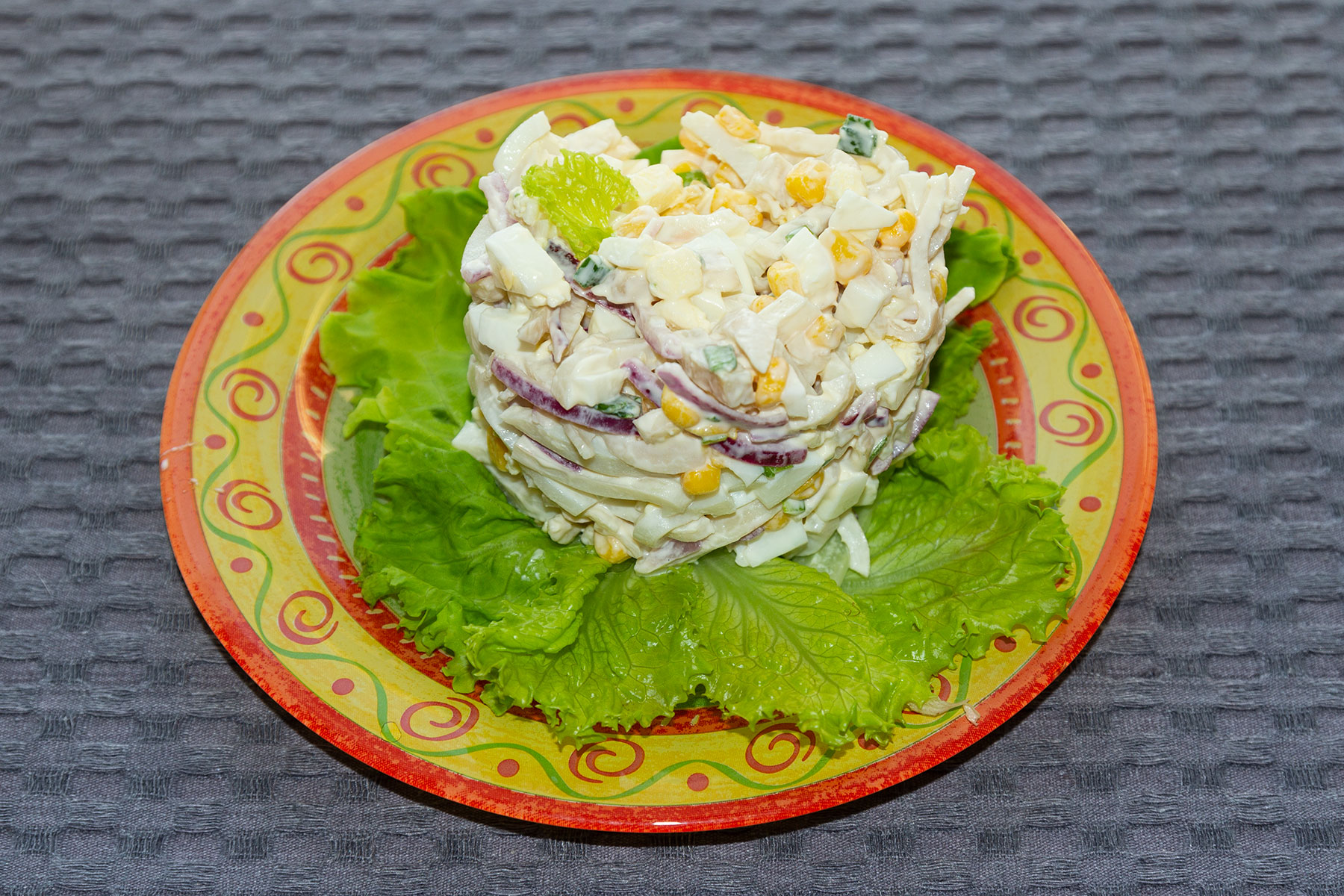 Салат с кальмарами и кукурузой