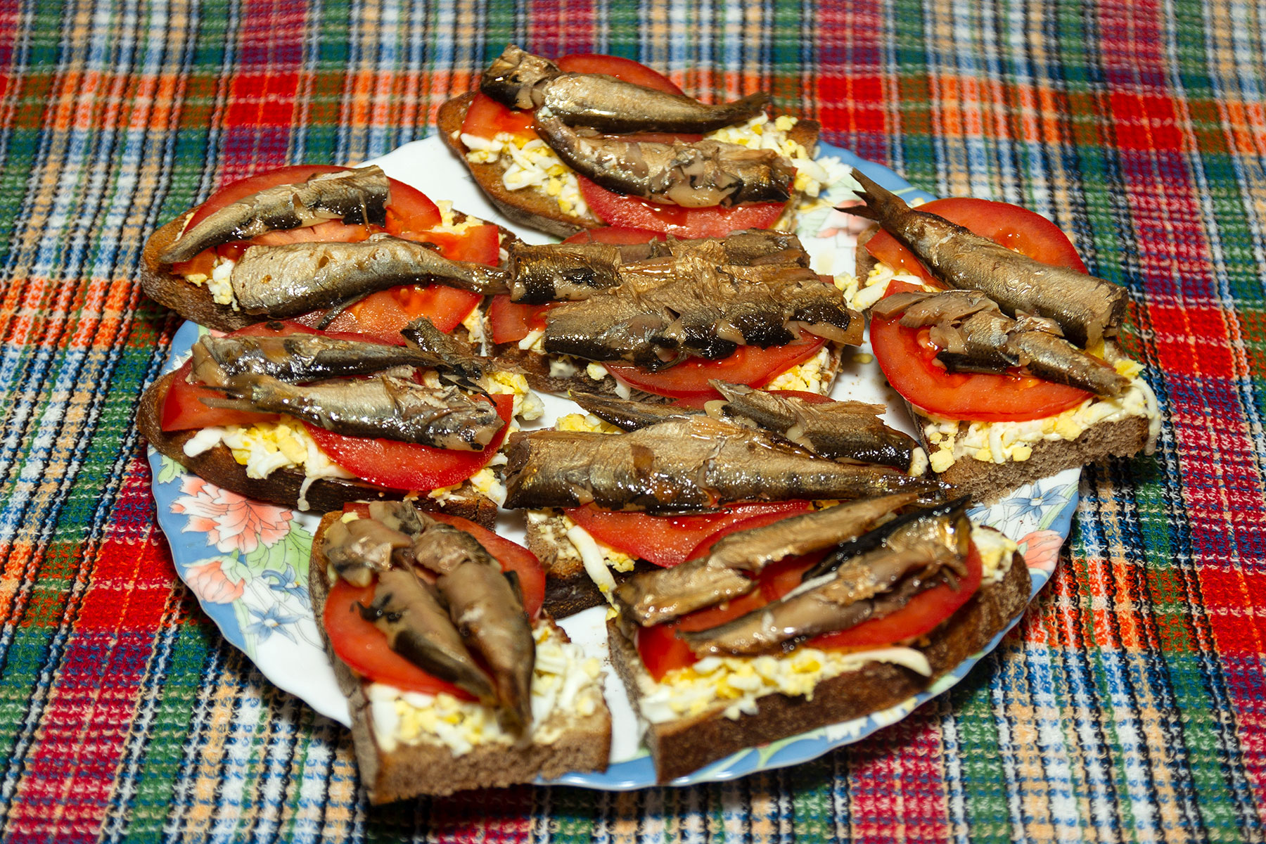 Фото к рецепту Бутерброды со шпротами и помидорами (2) Бутерброды со шпротами и помидорами (2)