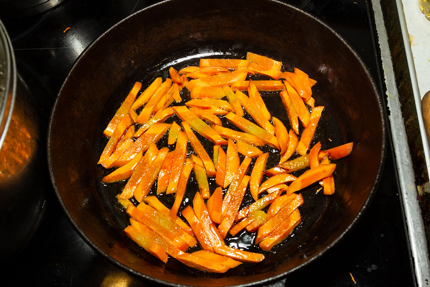 Пассеруем моркось для рецепта