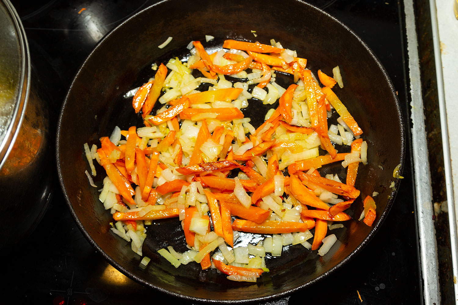 Добаваляем к моркови лук и обжариваем их вместе для рецепта
