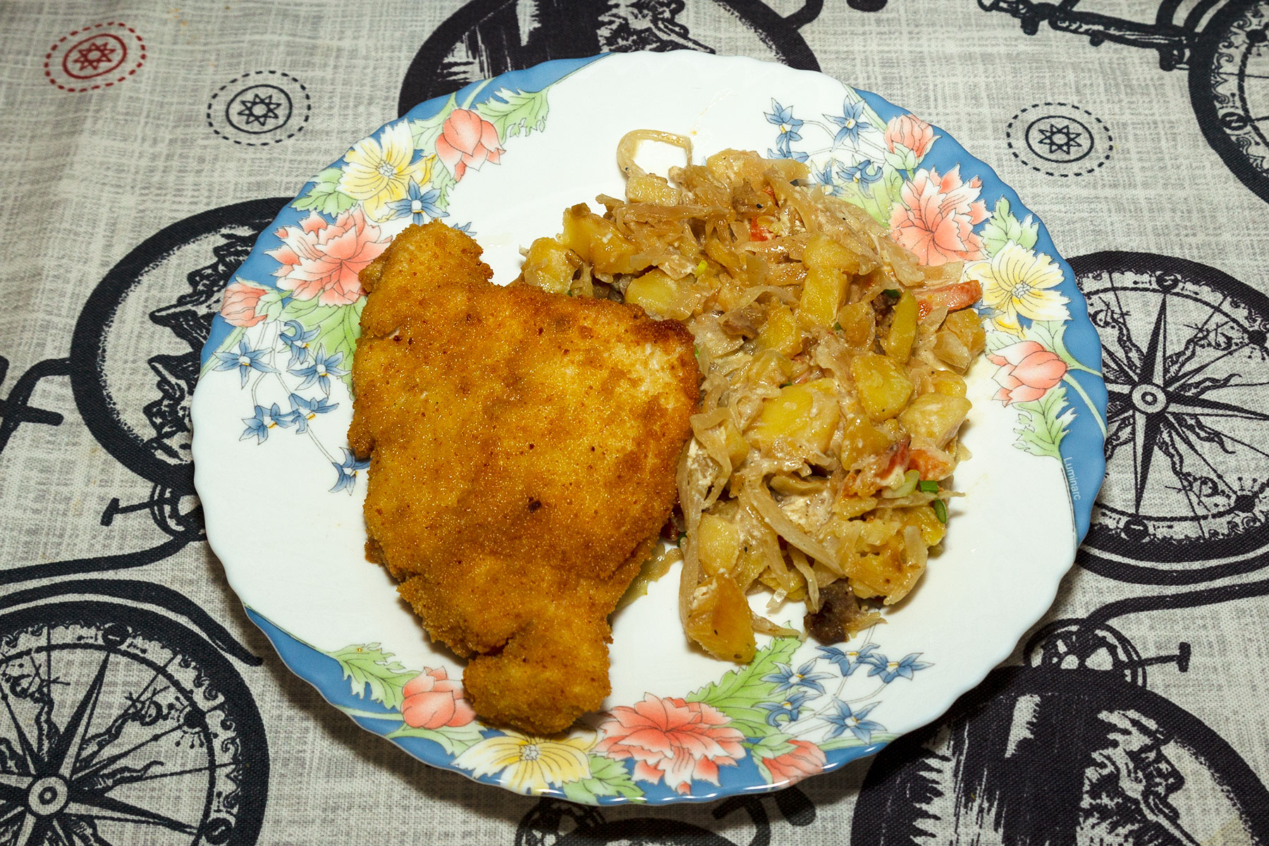 Фото к рецепту Шницель куриный с овощным гарниром Шницель куриный с овощным гарниром