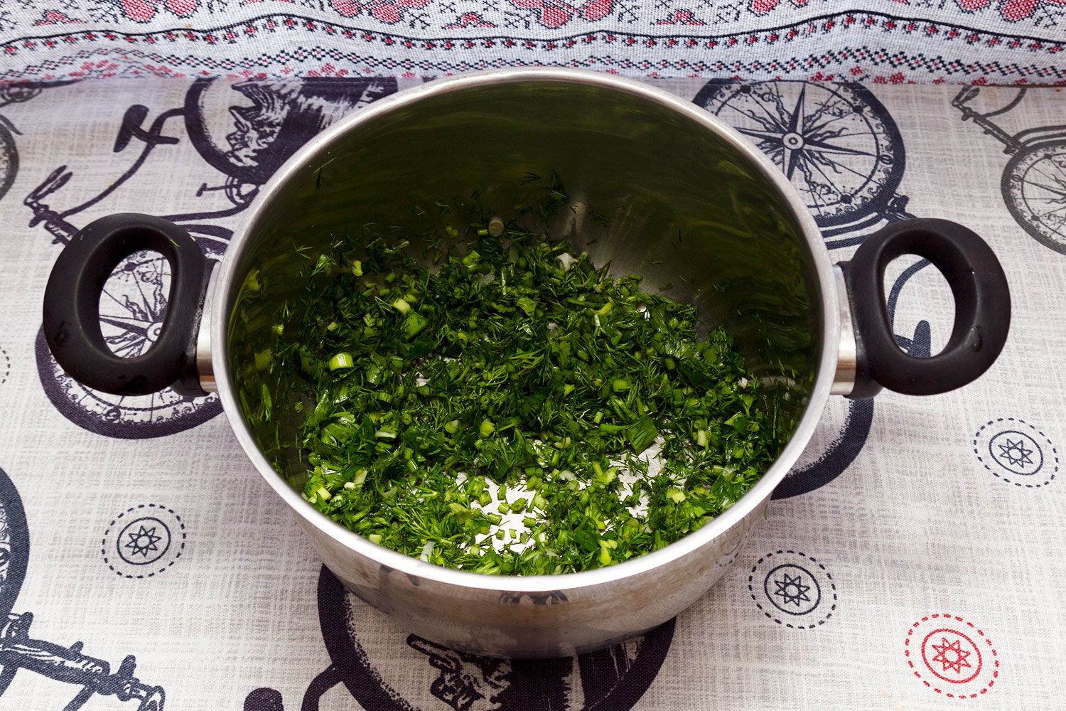 Мелко нарезать зелень для рецепта