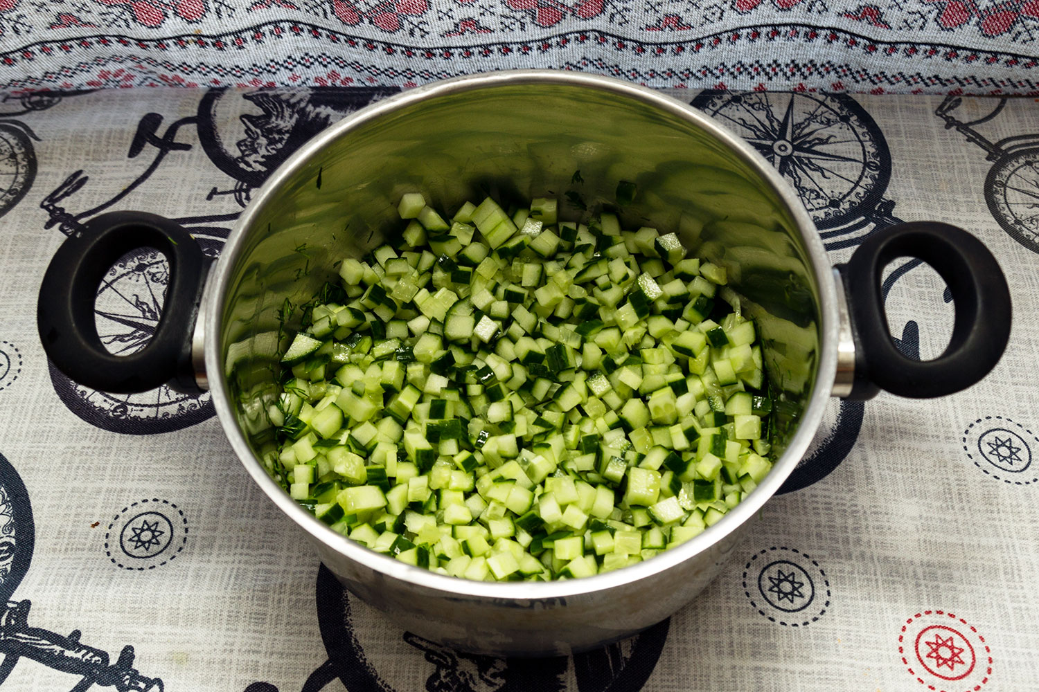 Свежий огурец нарезаем кубиками для рецепта
