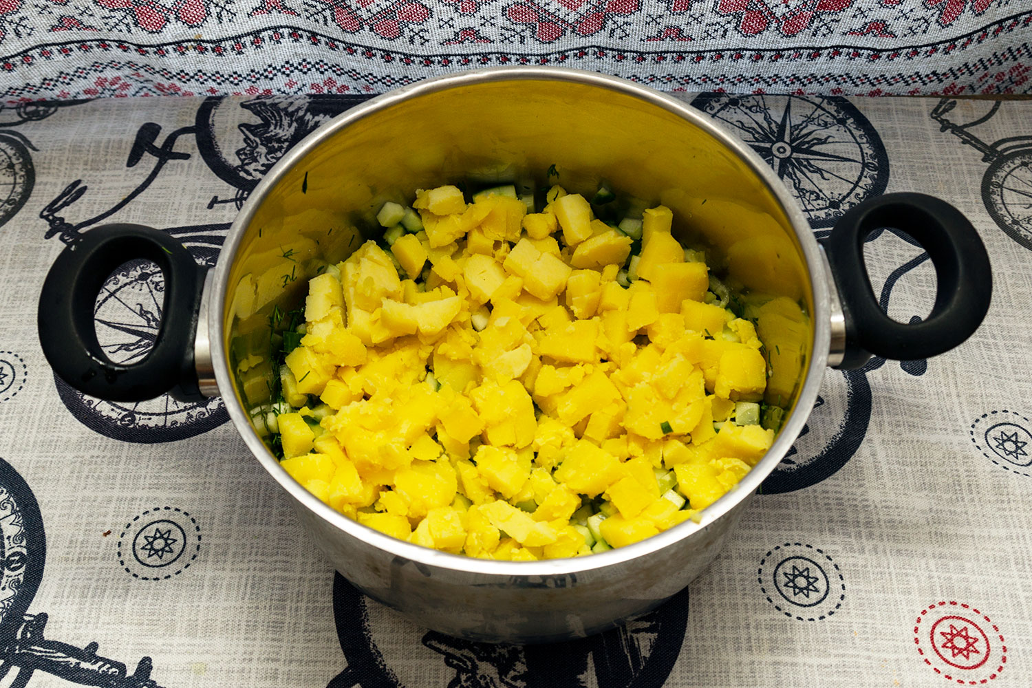 Отварной картофель нарезаем кубиками для рецепта