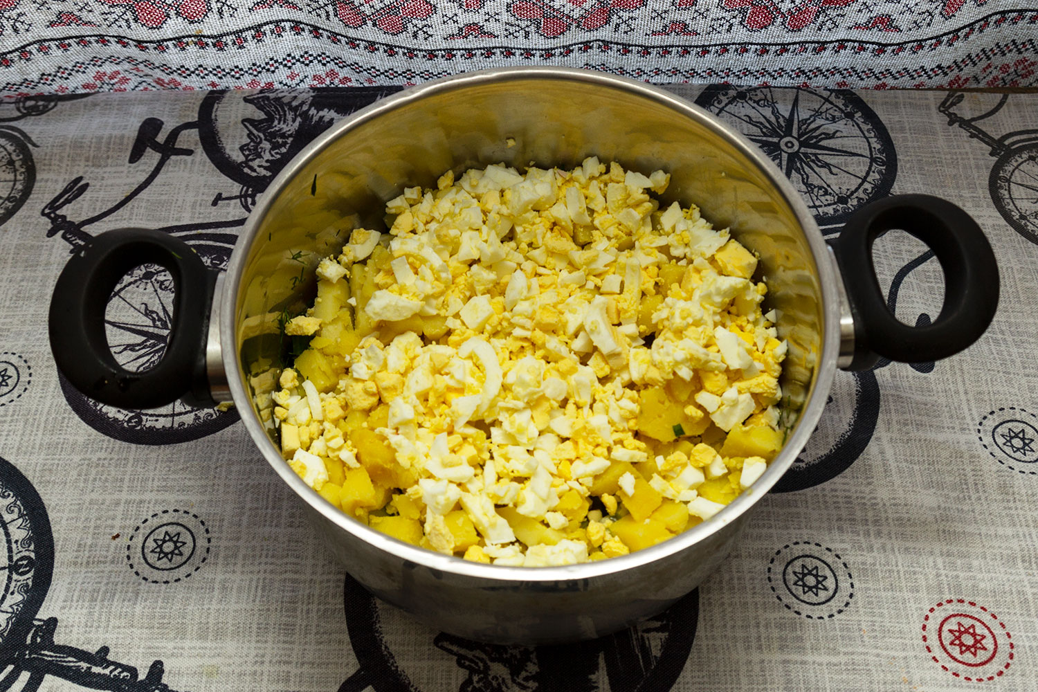 Вареной яйцо нарезаем кубиками для рецепта