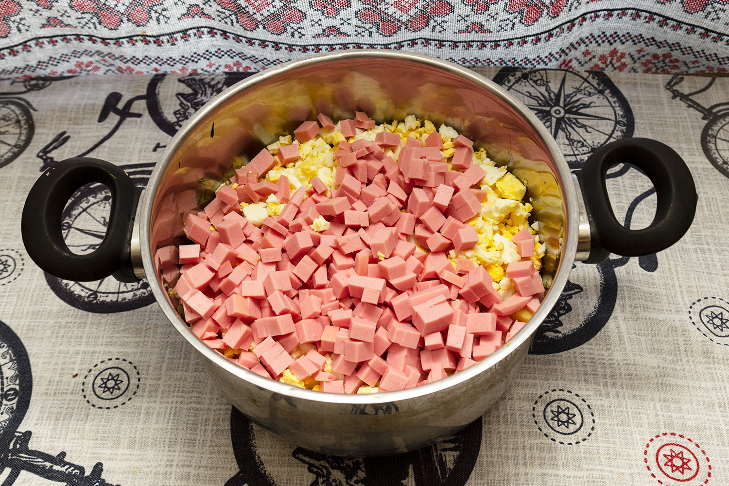 Нарезаем вареную колбасу кубиками для рецепта