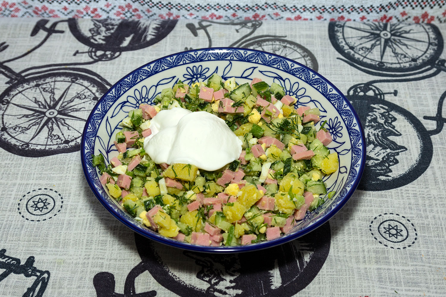 Добавляем сметану в салат окрошку для рецепта