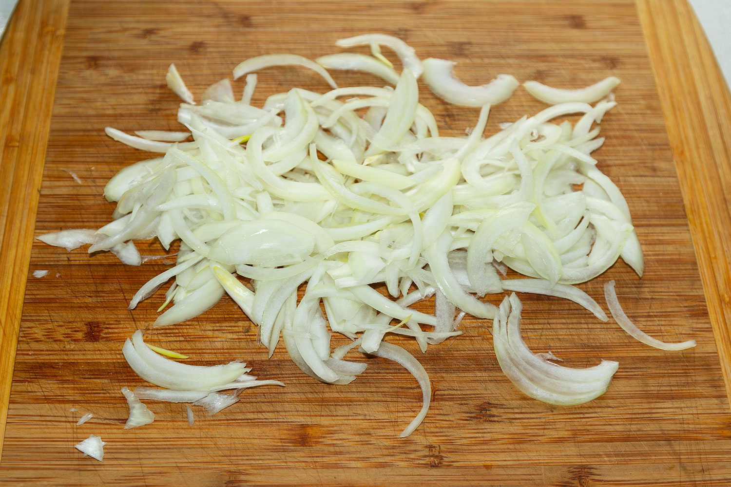 Нарезать лук полукольцами для рецепта