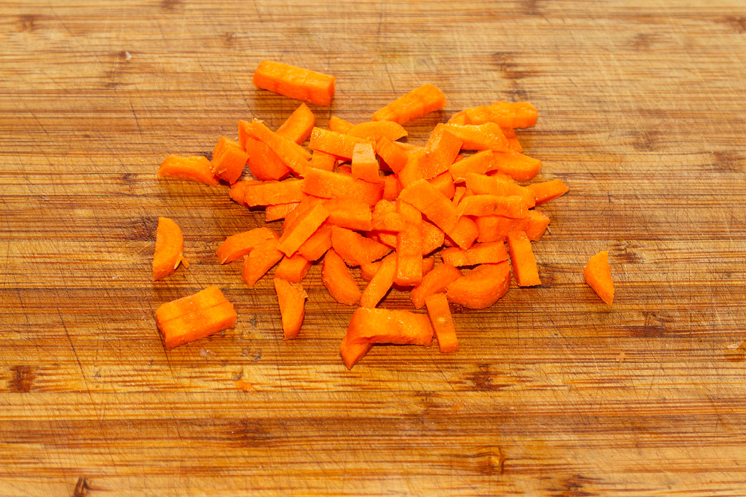 Нарезать морковь брусочками для рецепта