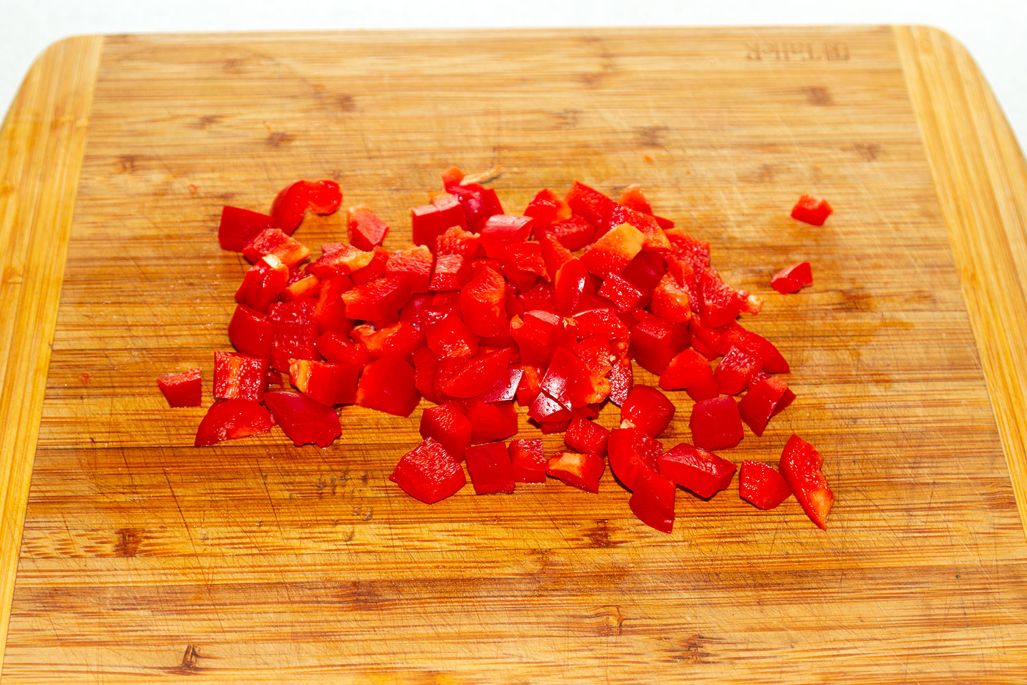 Болгарский перец очистить от семян и нарезать кубиками для рецепта