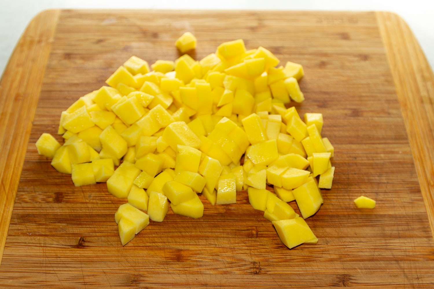 Нарезать картофель кубиками для рецепта 
