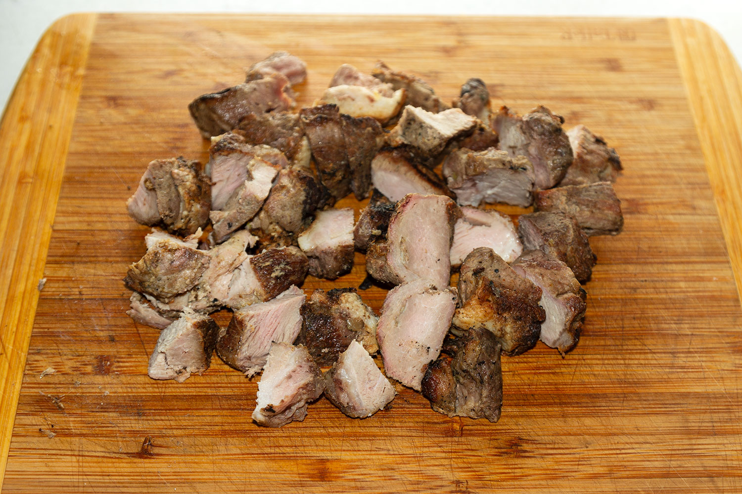 Нарезать шашлык на кусочки для рецепта