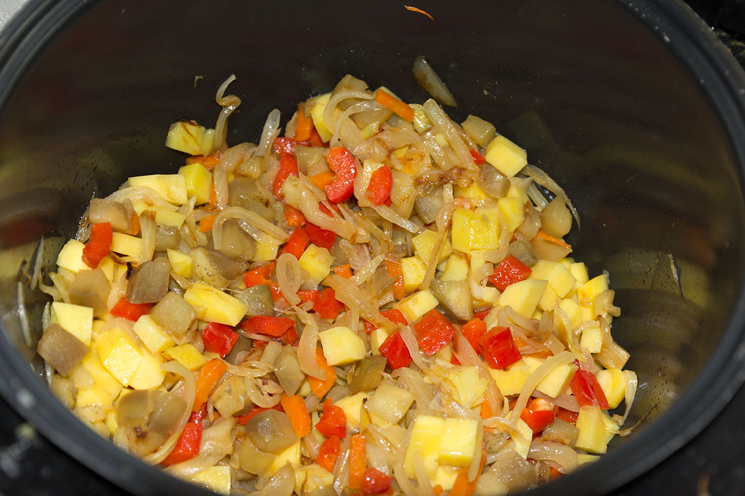 Обжариваем овощи в чаше мультиварки для рецепта