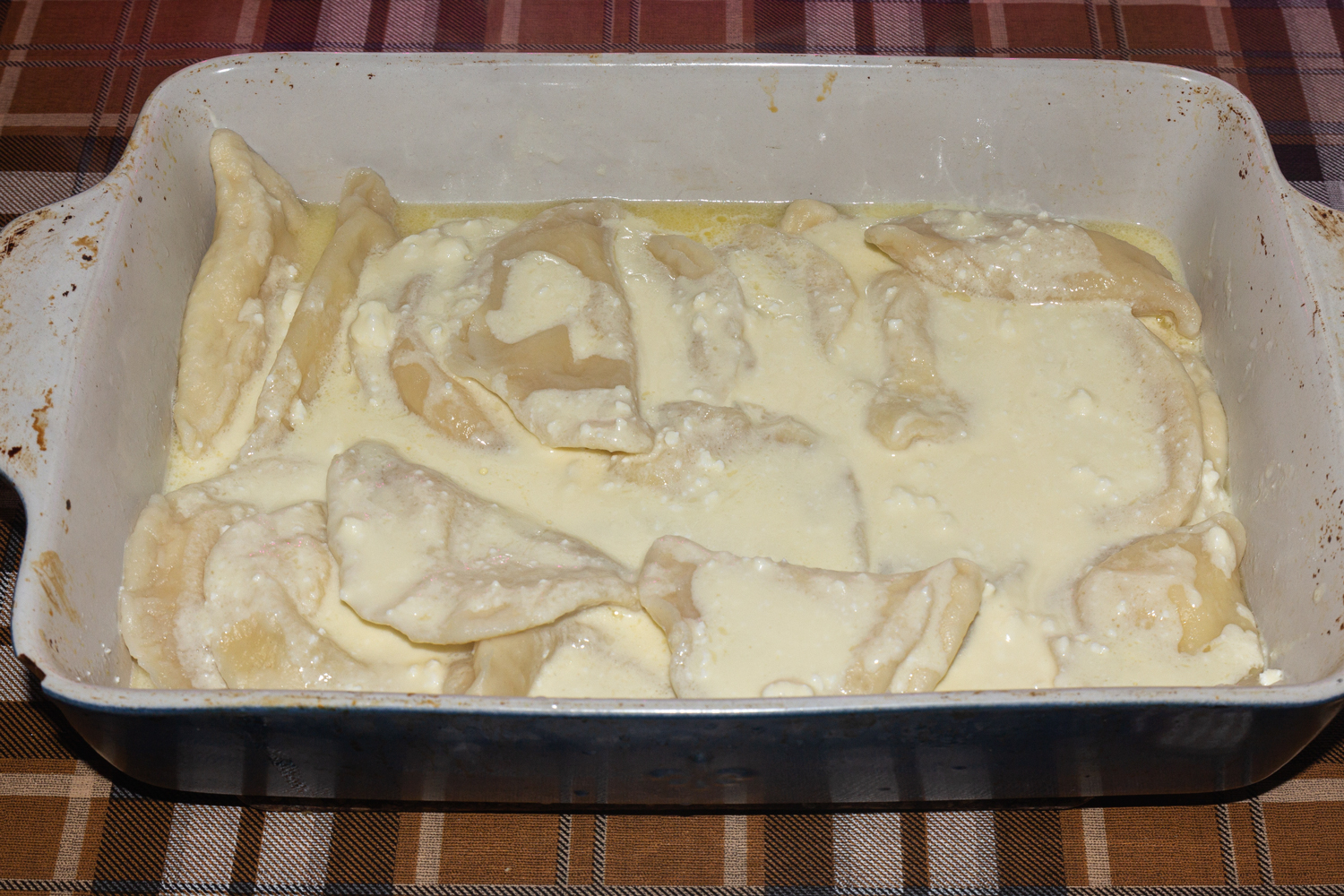 вареники смешанные с продуктами по рецепту Вареники с творогом, запеченные в сметане