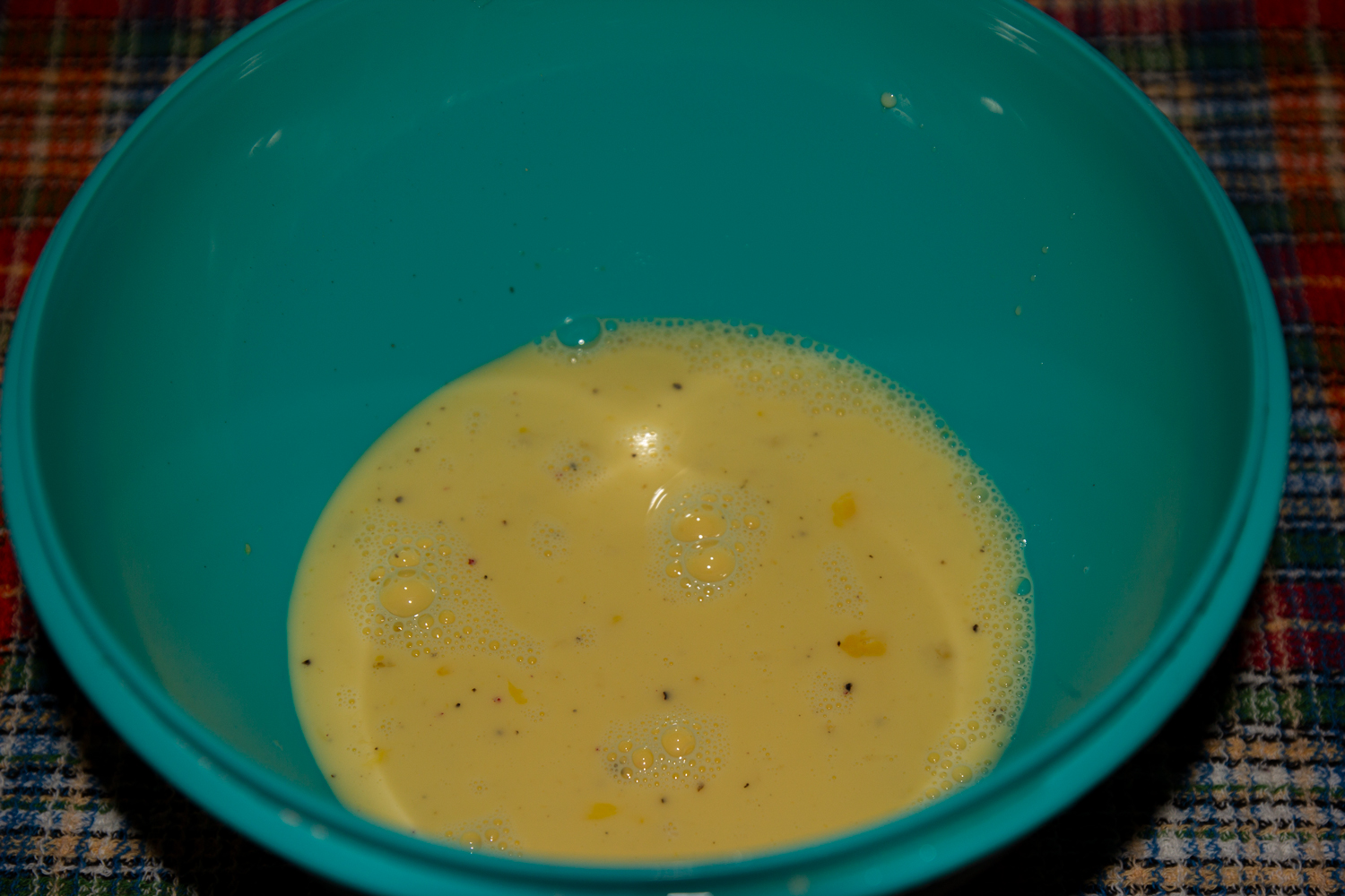 Взбитые яйца с солью и перцем по рецепту