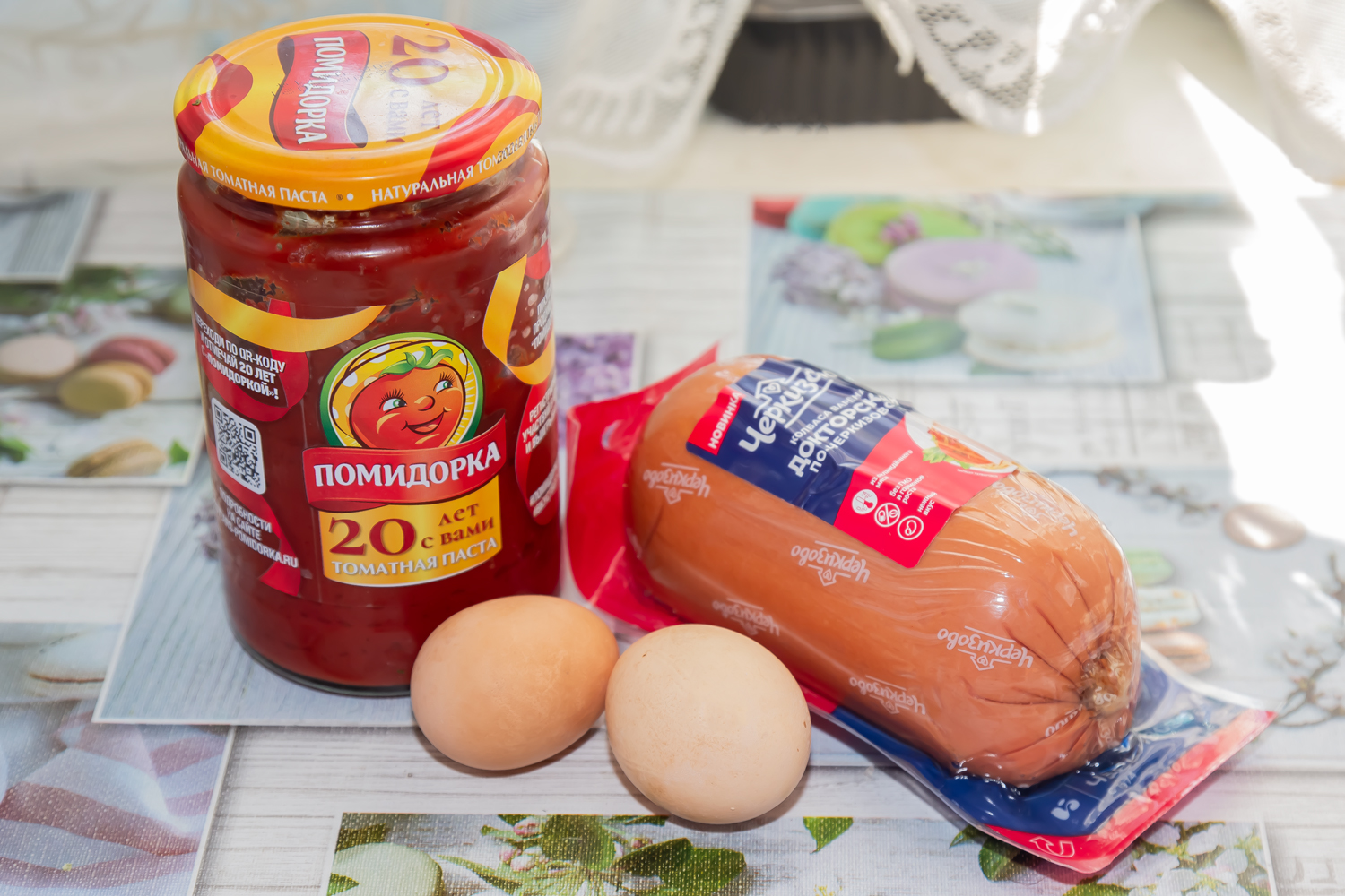 продукты для рецепта Яичница-болтунья на сале с томатной пастой, луком и колбасой