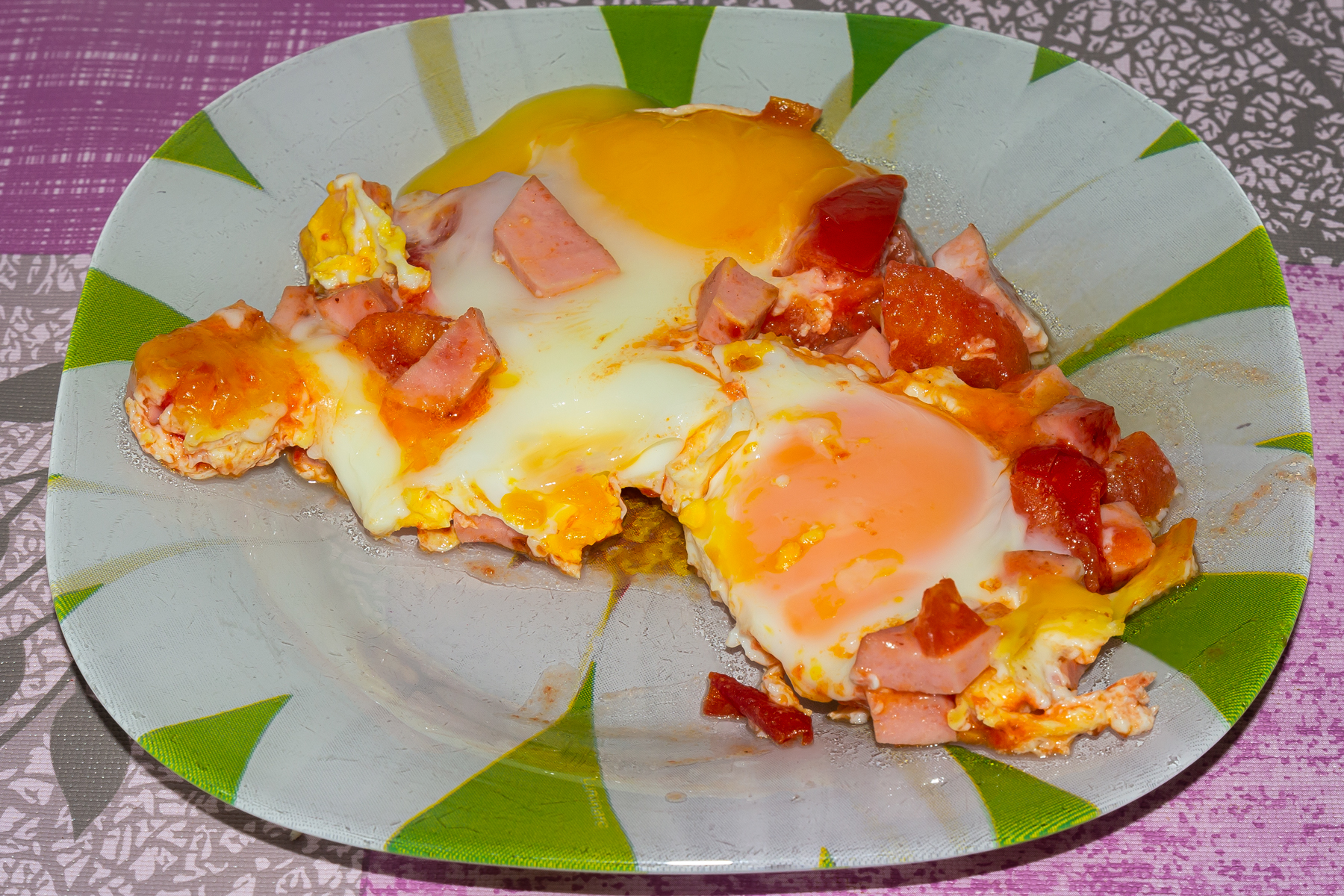 Фото к рецепту Яичница-болтунья с помидорами и колбасой Яичница-болтунья с помидорами и колбасой