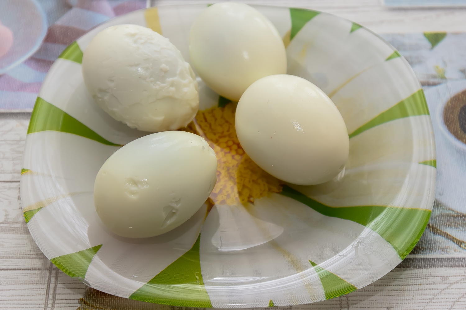 очищенные яйца по рецепту Яйца, фаршированные сыром и чесноком