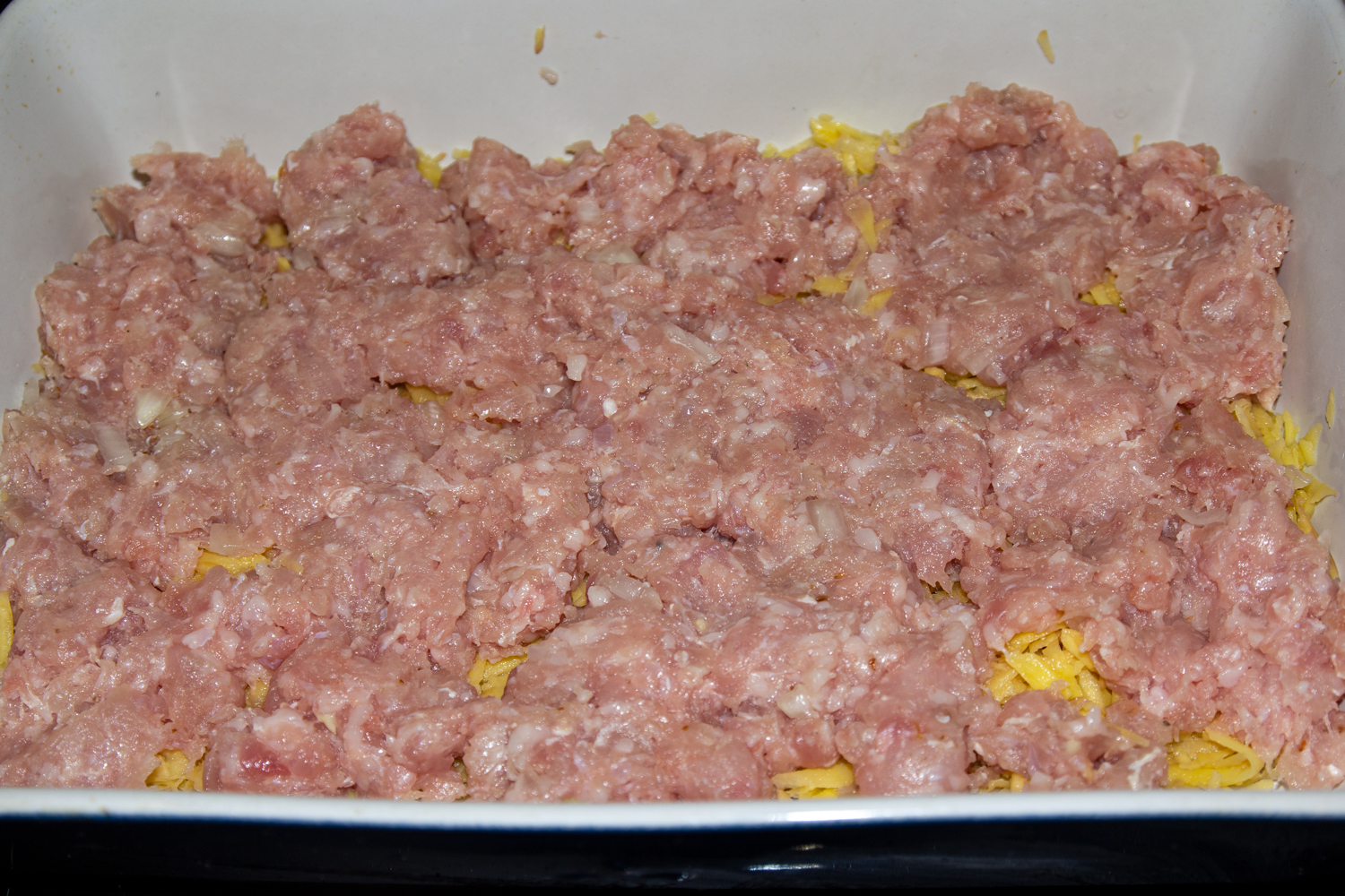 сверху выложить фарш по рецепту