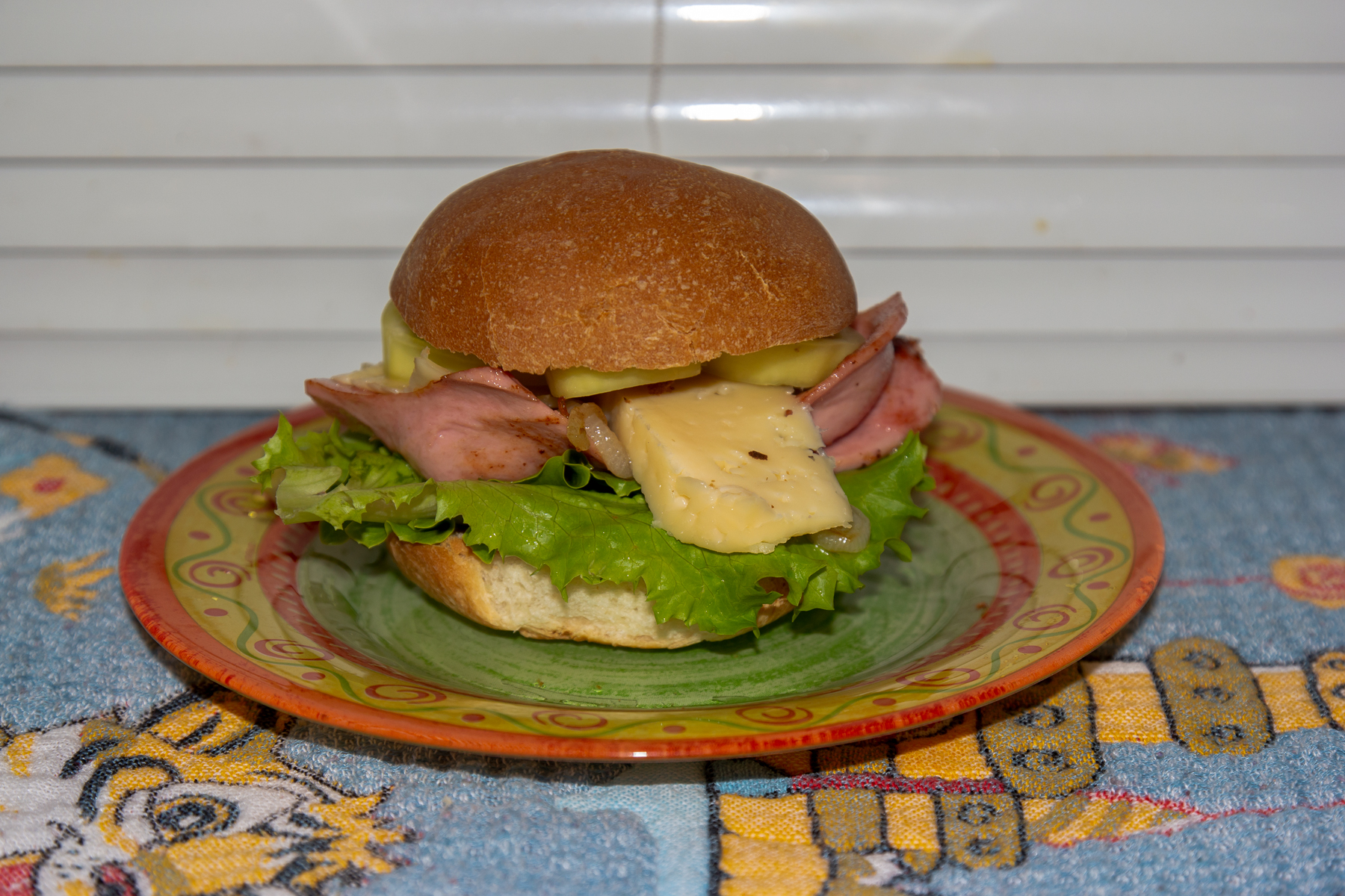 Гамбургер с колбасой