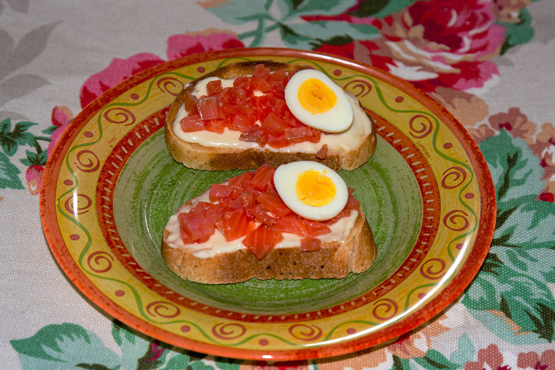 Бутерброды с красной рыбой и яйцами