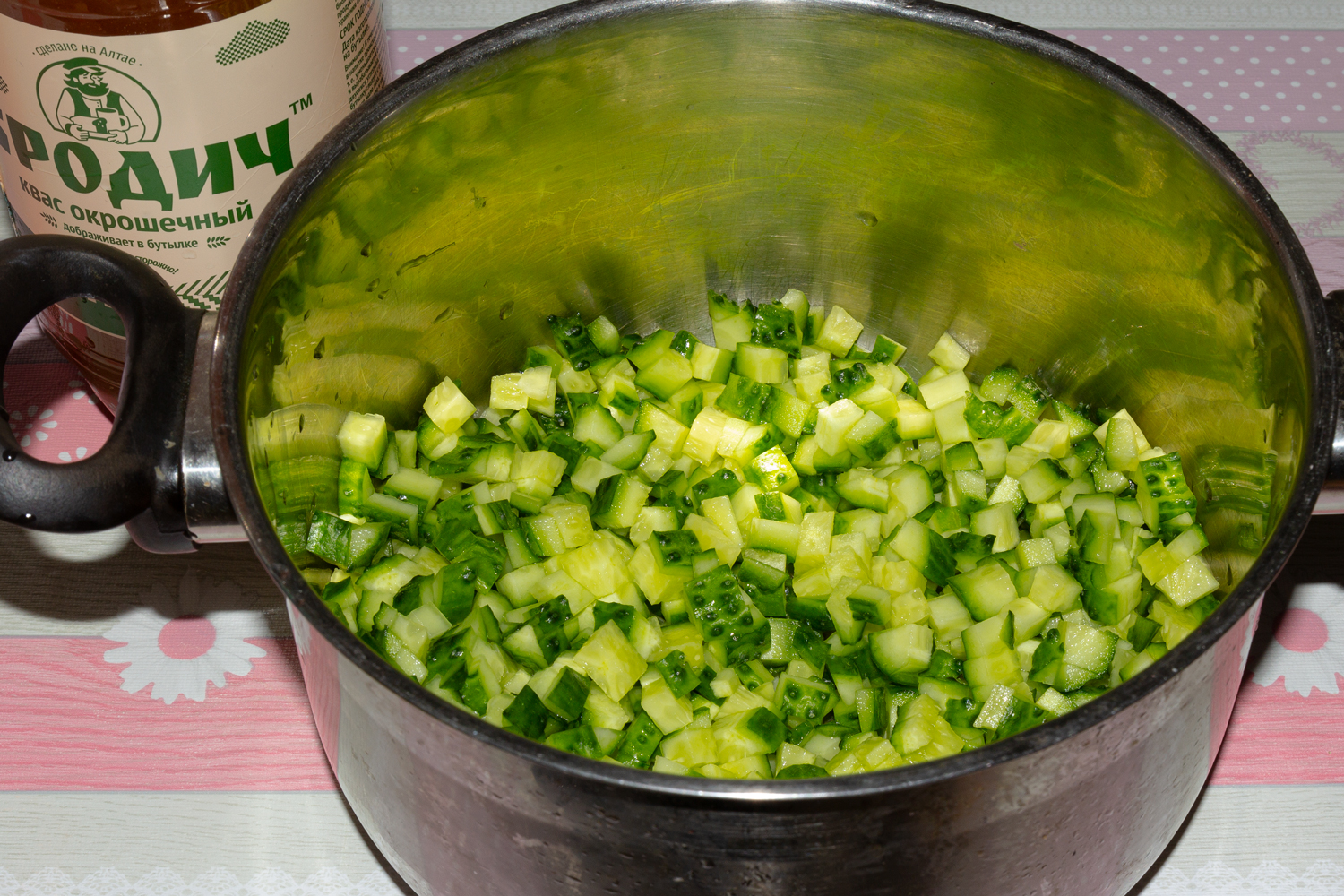 огурцы нарежьте по рецепту Окрошка мясная 