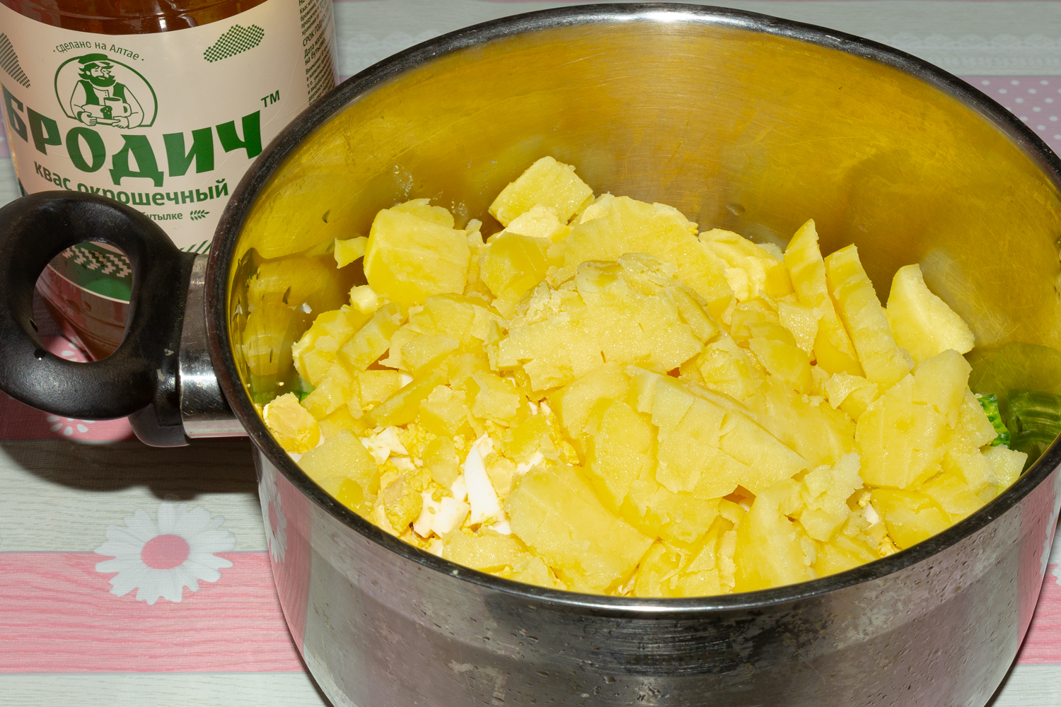 нарезанный картофель по рецепту Окрошка мясная 