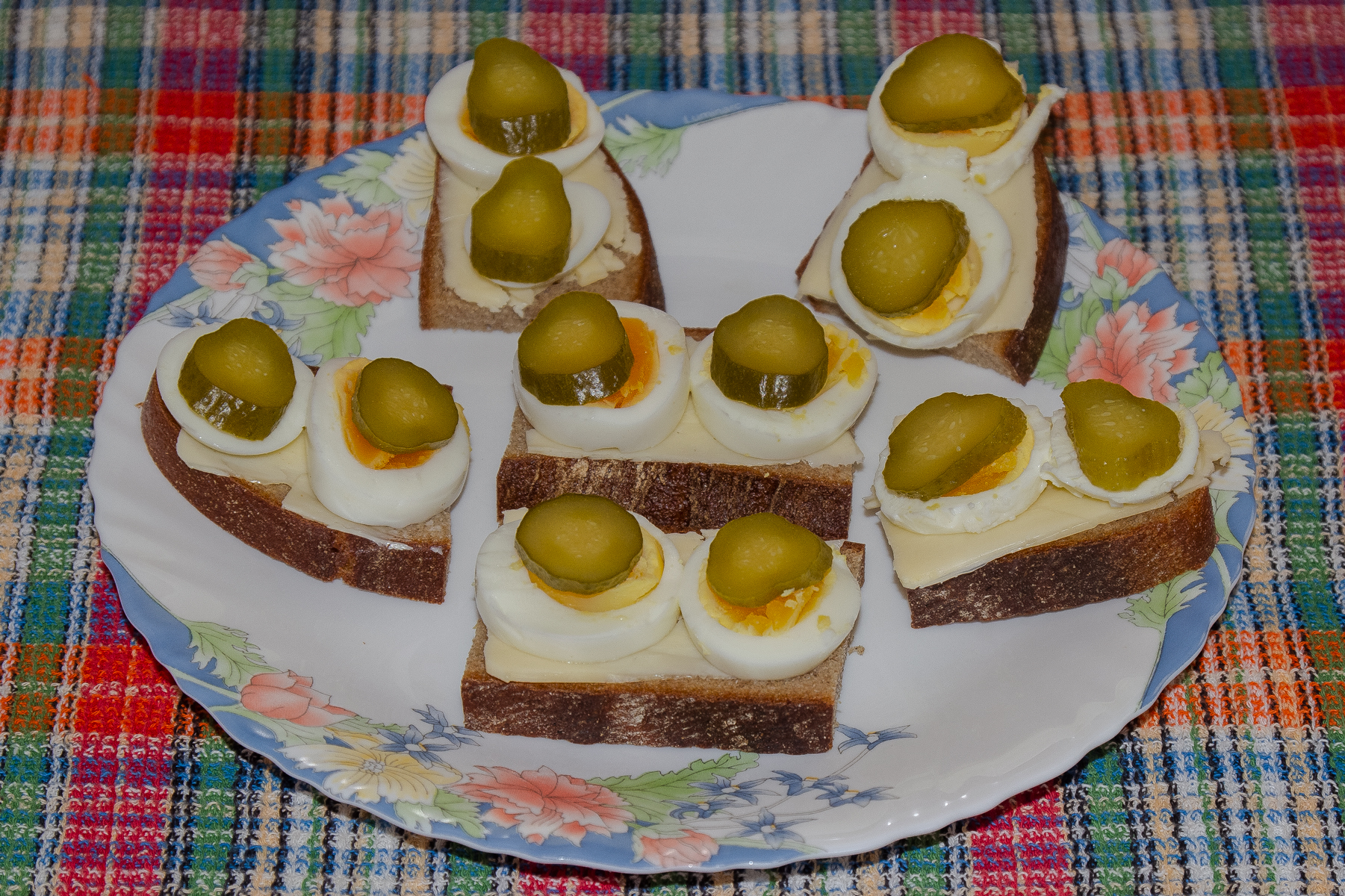 Фото к рецепту Бутерброды с яйцом и соленым огурцом Бутерброды с яйцом и соленым огурцом