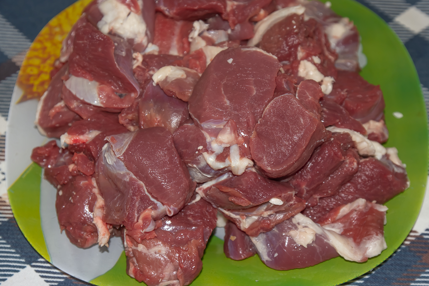 нарезанное мясо по рецепту  Шашлык из баранины по-охотничьи 