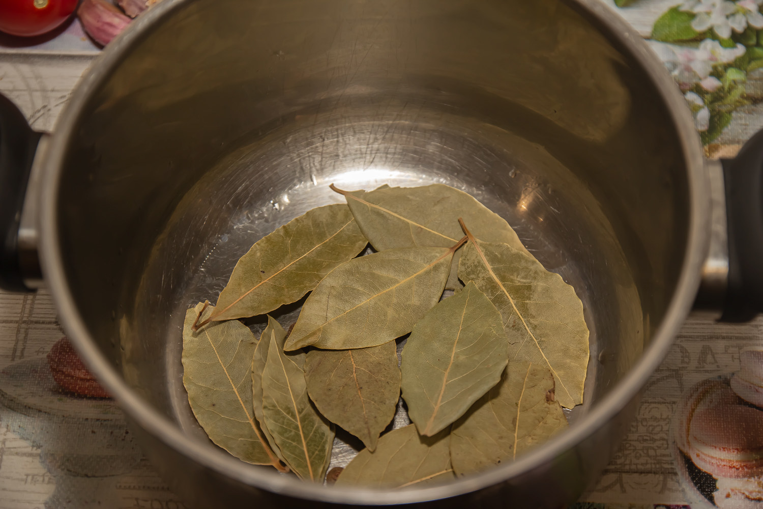 перец и лавровый лист на дне емкости по рецепту Шашлык говяжий по-сибирски