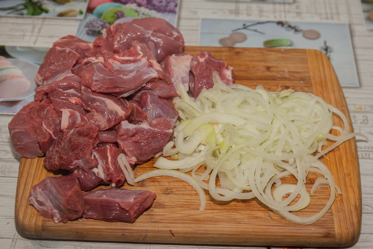 нарезанные мясо и лук по рецепту Шашлык говяжий по-сибирски