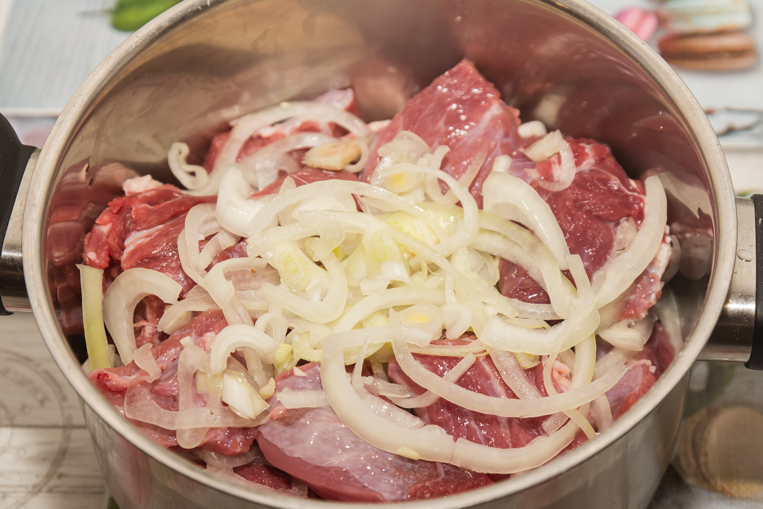 мясо выложенное вместе с луком по рецепту Шашлык говяжий по-сибирски