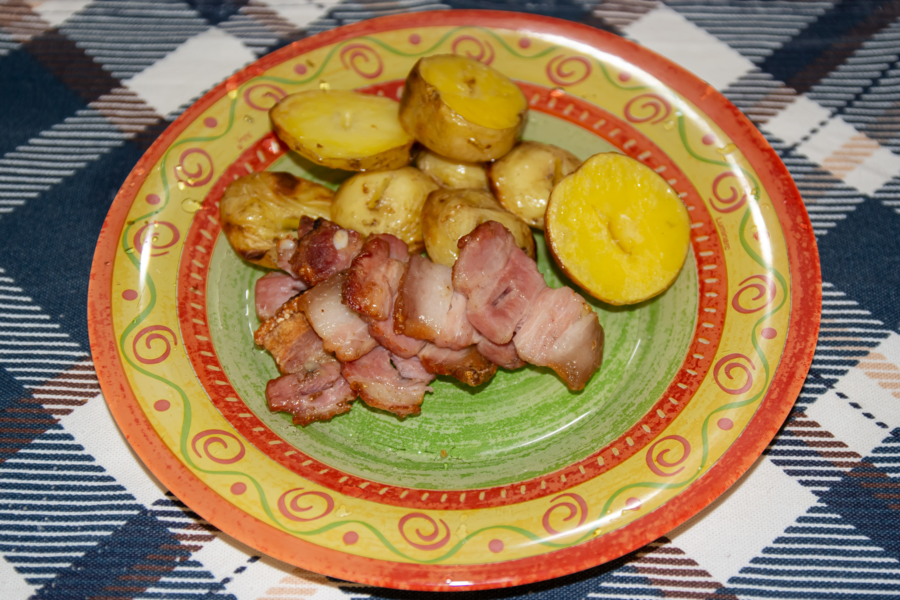 Картофель, запечённый с салом на углях