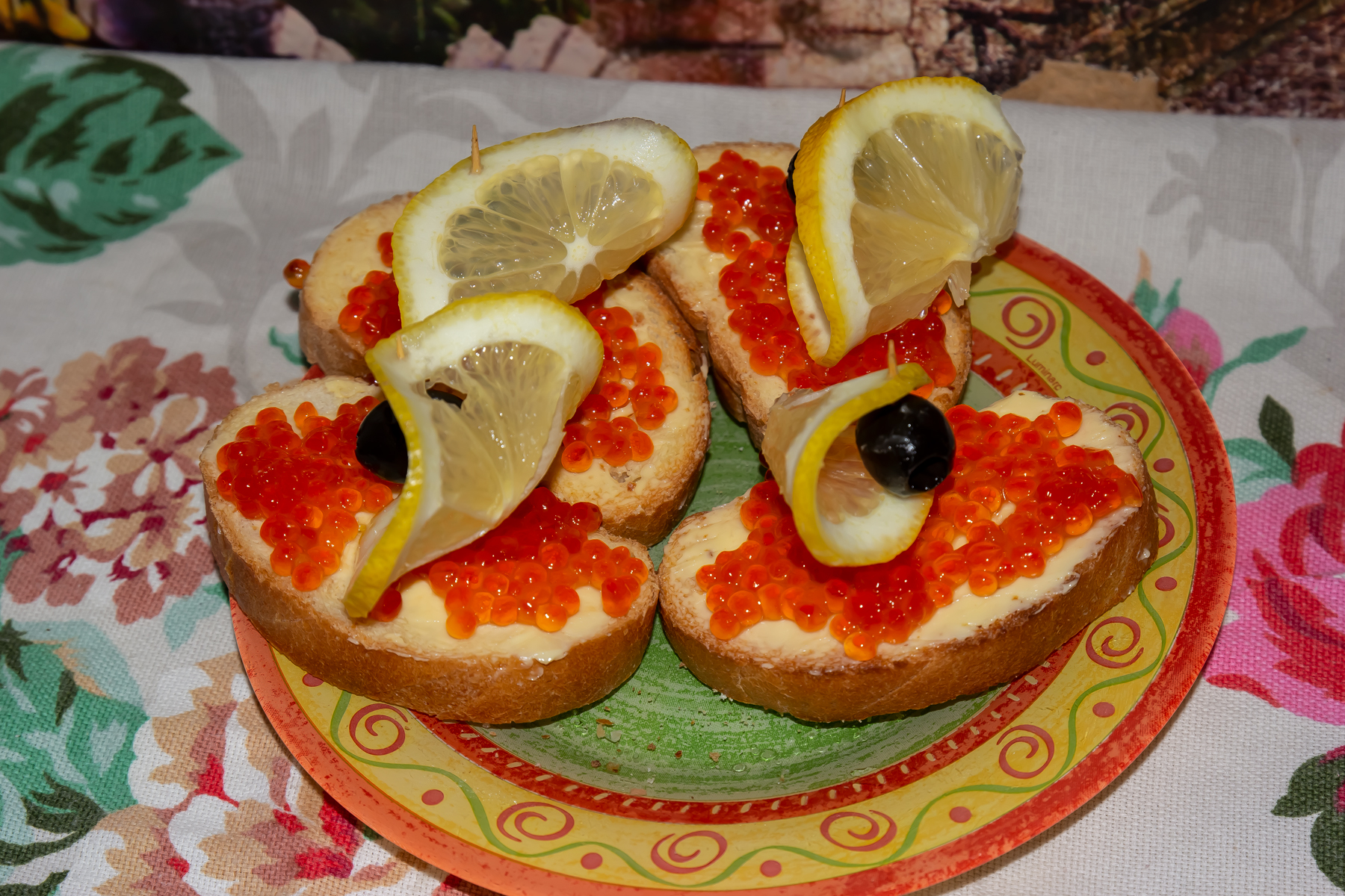 Фото к рецепту Бутерброды с красной икрой Кораблики Бутерброды с красной икрой Кораблики