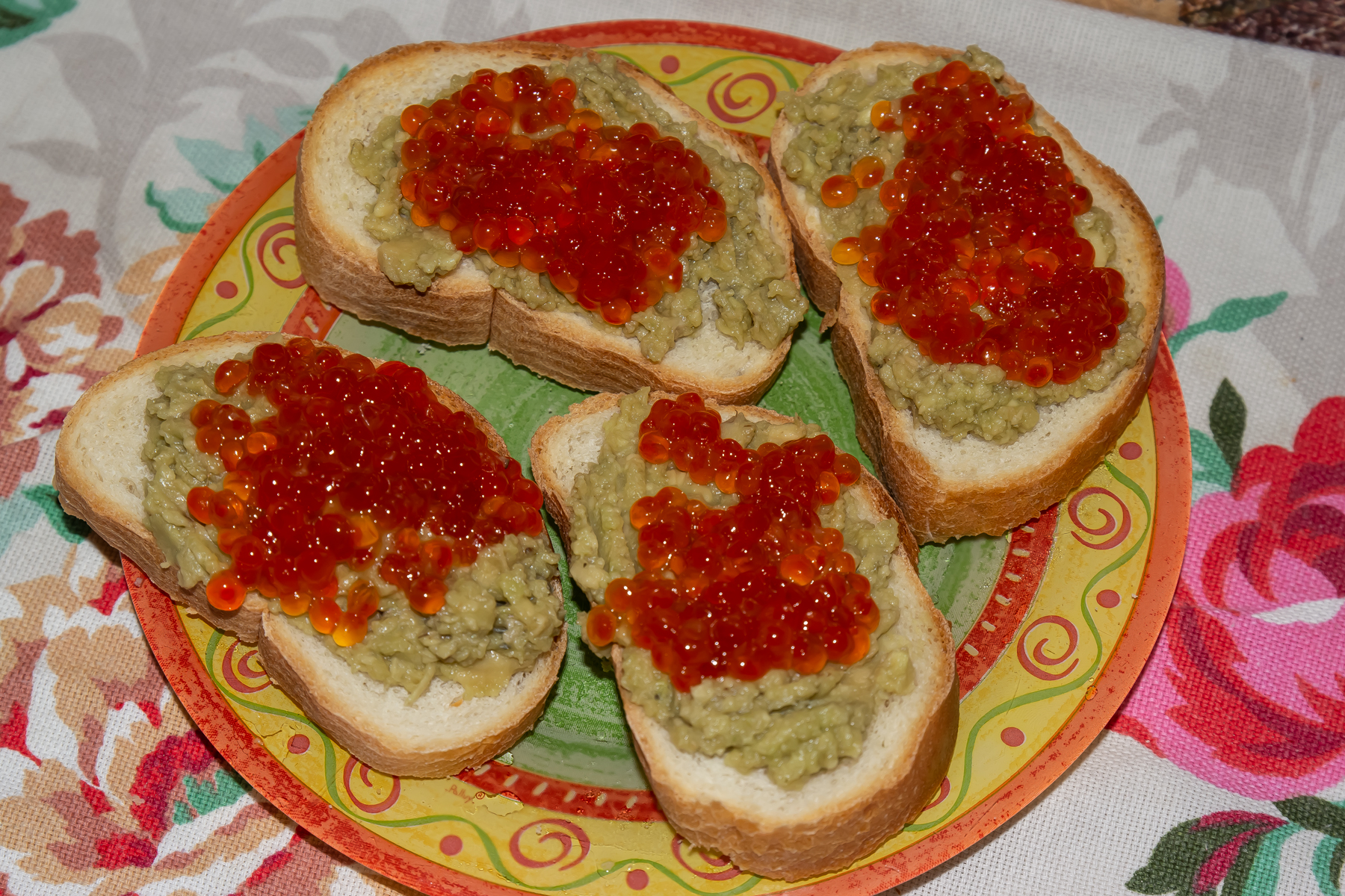 Бутерброды с пастой из авокадо