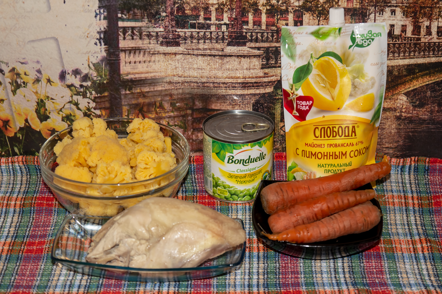 ингредиенты для рецепта Салат из курицы с цветной капустой