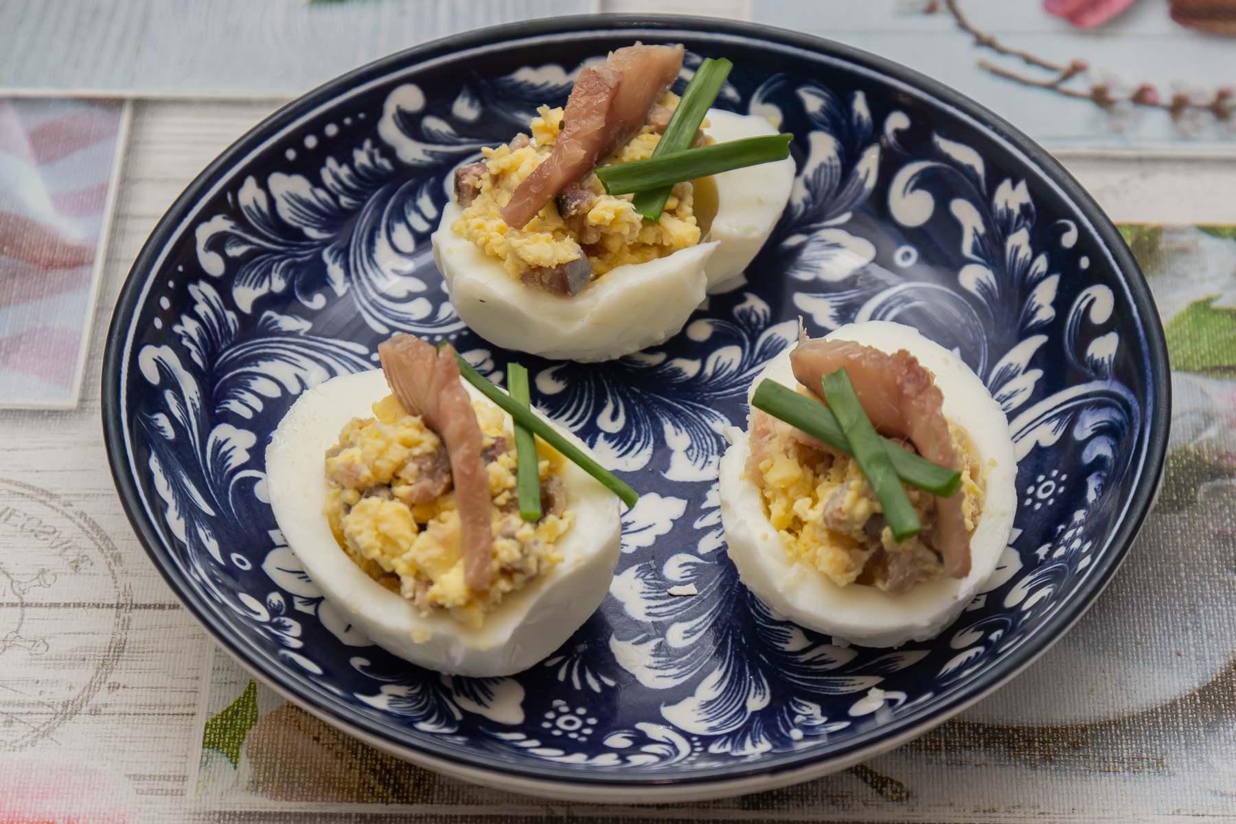 Яйца, фаршированные сельдью